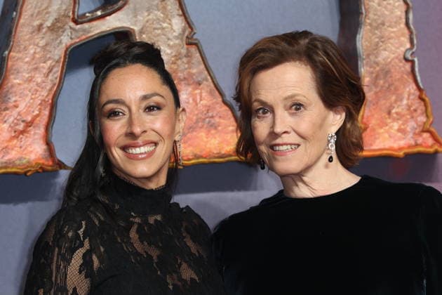 Entertainment Bilder des Tages . 11 12 2025. London, United Kingdom. Sigourney Weaver and Oona Chaplin arriving at the Avatar : Fire and Ash premiere in London .  xStephenxLockx xi-Imagesx IIM-26449-0004