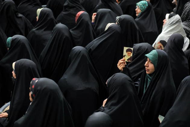 News Bilder des Tages December 11, 2025, Tehran, Iran: Iranian veiled women attend a meeting of the Iranian Supreme and the elegists and eulogists at the Imam Khomeini Hussainiyah in Tehran. Tehran Iran - ZUMAi98_ 20251211_zih_i98_063 Copyright: xIranianxSupremexLeader SxOfficex