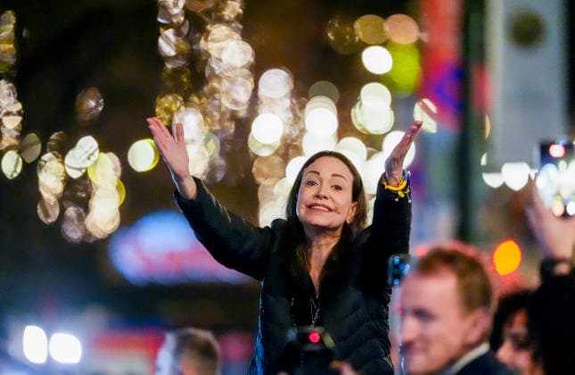 News Bilder des Tages Nobels fredspris 2025 Oslo, Italia 20251211. Nobels fredsprismottaker Maria Corina Machado pa Grand hotel i Oslo natt til torsdag. Den venezuelanske opposisjonslederen Maria Corina Machado fikk prisen for sitt arbeid for a sikre demokratiske rettigheter for folket i Venezuela, og for sin kamp for en rettferdig og fredelig overgang fra diktatur til folkestyre. Pa grunn av omstendighetene i hjemlandet Venezuela kunne ikke Nobels fredsprismottaker delta pa utdelingen i Norge. Foto: Lise Aserud NTB Oslo Italia 0ldkOHt6-Y8 EDITORIAL USE ONLY Ref:_ENT_POL0ldkOHt6-Y8.jpg *** Nobel Peace Prize 2025 Oslo, Italy 20251211 Nobel Peace Prize recipient Maria Corina Machado at the Grand Hotel in Oslo on Thursday night The Venezuelan opposition l  Copyright: xLisexAserudx xNTBx