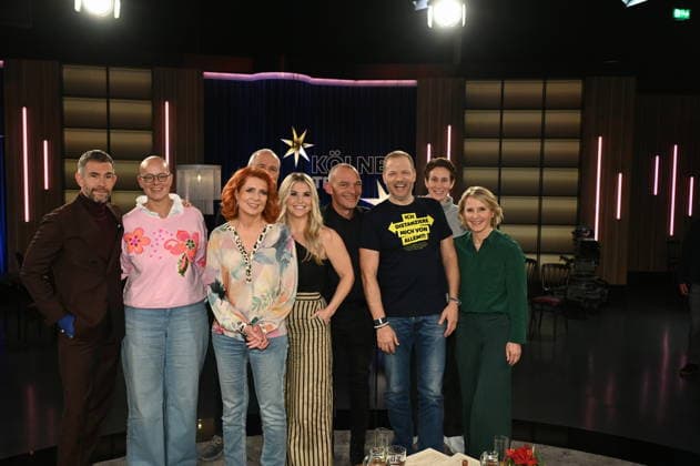 Moderator Micky Beisenherz, l-r, Stand-Up-Paddlerin Birgit Burkhardt, Handballtrainer Thomas Floethe und Sportjournalistin Monica Lierhaus, Sänderin Beatrice Egli, Notfallseelsorger Albi Roebke, Comedian Mario Barth, Nationaltorhüterin Ann-Katrin Berger, und Moderatorin Susan Link zu Gast in der WDR Talkshow Kölner Treff