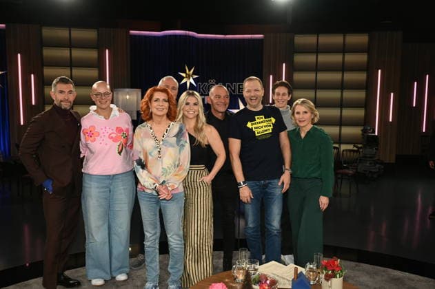 Moderator Micky Beisenherz, l-r, Stand-Up-Paddlerin Birgit Burkhardt, Handballtrainer Thomas Floethe und Sportjournalistin Monica Lierhaus, Sänderin Beatrice Egli, Notfallseelsorger Albi Roebke, Comedian Mario Barth, Nationaltorhüterin Ann-Katrin Berger, und Moderatorin Susan Link zu Gast in der WDR Talkshow Kölner Treff
