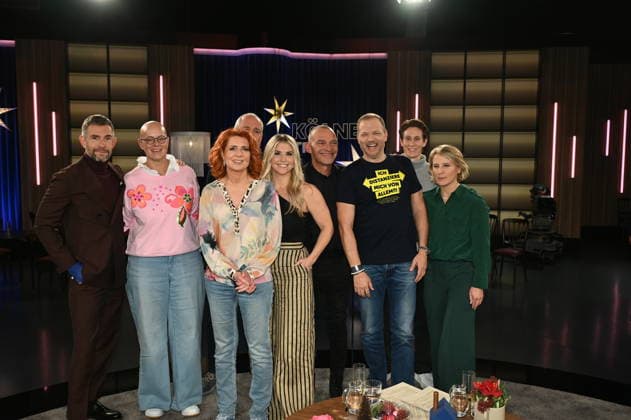 Moderator Micky Beisenherz, l-r, Stand-Up-Paddlerin Birgit Burkhardt, Handballtrainer Thomas Floethe und Sportjournalistin Monica Lierhaus, Sänderin Beatrice Egli, Notfallseelsorger Albi Roebke, Comedian Mario Barth, Nationaltorhüterin Ann-Katrin Berger, und Moderatorin Susan Link zu Gast in der WDR Talkshow Kölner Treff