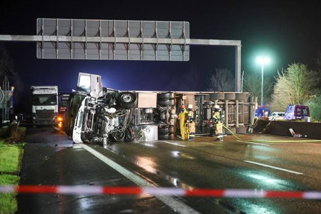 Gefahgut-LKW nach Crash auf der A46 umgestürzt und in Brand geraten - stundenlange Vollsperrung in Haan Auf der A46 war am heutigen Tag (11.12.2025) gegen 13.50 Uhr ein mit Gefahrgut beladener Lkw bei Haan verunglückt und auf die Seite gestürzt. Die elektrisch angetriebene Zugmaschine war im Bereich der Hochvoltbatterie in Brand geraten. Die Akkus wurden anschließend kontinuierlich gekühlt. Während des Unfallgeschehens war ein nachfolgender Pkw in den umstürzenden Lastwagen geprallt. Beide Fahrer hatten dabei Verletzungen erlitten. Das in Fässern gelagerte Gefahrgut befand sich unbeschädigt im Sattelauflieger; es handelte sich um leicht brennbare und gesundheitsgefährdende Stoffe. Da nicht ausgeschlossen werden konnte, dass Brandr