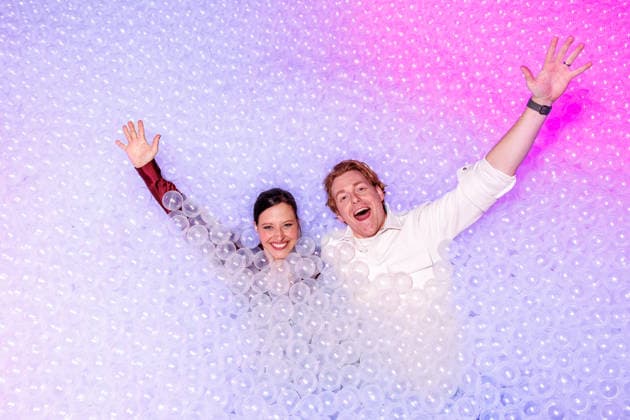 Eröffnung - Bubble Planet Das Erlebnismuseum - Nadja Jo Klapper und Johannes Heinrichs bei der Eröffnung Bubble Planet Das Erlebnismuseum für alle Sinne in der Arena Berlin am 11.12.2025. Copyright: xEventpressxKochanx
