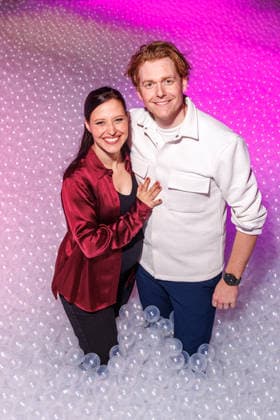 Eröffnung - Bubble Planet Das Erlebnismuseum - Nadja Jo Klapper und Johannes Heinrichs bei der Eröffnung Bubble Planet Das Erlebnismuseum für alle Sinne in der Arena Berlin am 11.12.2025. Copyright: xEventpressxKochanx