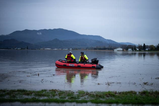 December 11, 2025, Abbotsford, Bc, CANADA: Central Fraser Valley Search and Rescue launch a boat onto floodwaters in Abbotsford, B.C., on Thursday, December 11, 2025. Abbotsford CANADA  - ZUMAc35_ 20251211_zaf_c35_158 Copyright: xEthanxCairnsx