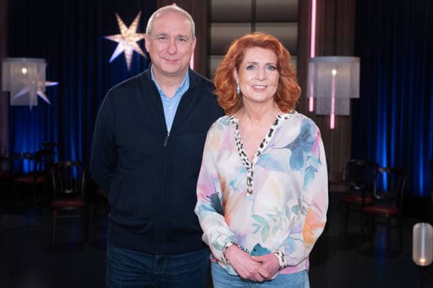 von links: Thomas FLOETH, Monica LIERHAUS, Moderatorin, zu Gast in der Sendung ,,Koelner Treff,, im WDR Fernsehen, 11.12.2025.