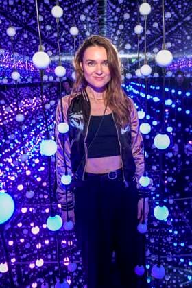 ABBberlin: Josephin Busch Schauspielerin zu Gast bei der Eroeffnung von Bubble Planet Das Erlebnismuseum fuer alle Sinne in der Arena Berlin 11.12.2025 Berlin Deutschland