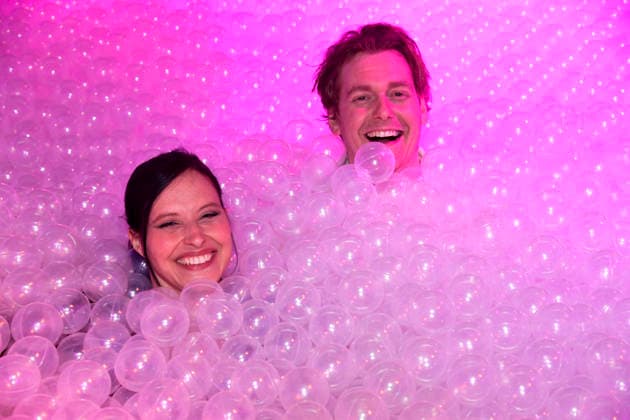 ABBberlin: Nadja Jo Klapper und Johannes Heinrichs zu Gast bei der Eroeffnung von Bubble Planet Das Erlebnismuseum fuer alle Sinne in der Arena Berlin 11.12.2025 Berlin Deutschland