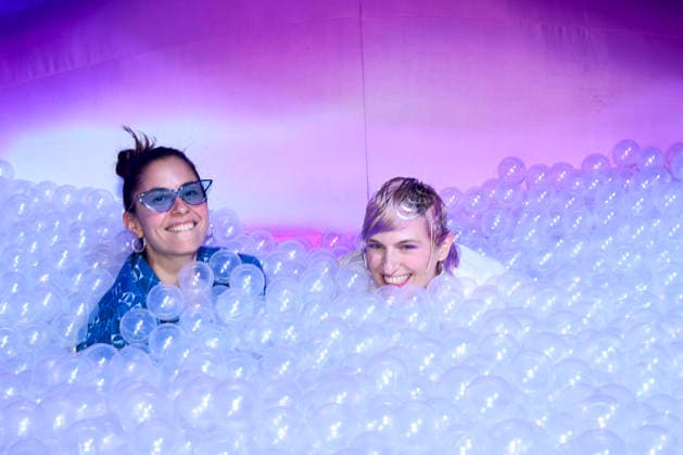 ABBberlin: Zora Alber und Luise Zuecker zu Gast bei der Eroeffnung von Bubble Planet Das Erlebnismuseum fuer alle Sinne in der Arena Berlin 11.12.2025 Berlin Deutschland