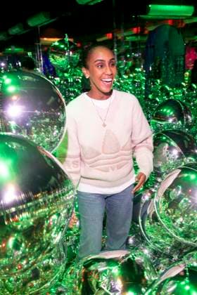 ABBberlin: Hadnet Tesfai Fernsehmoderatorin zu Gast bei der Eroeffnung von Bubble Planet Das Erlebnismuseum fuer alle Sinne in der Arena Berlin 11.12.2025 Berlin Deutschland
