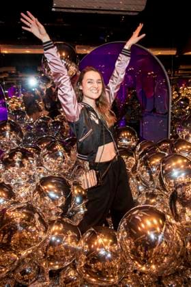 ABBberlin: Josephin Busch Schauspielerin zu Gast bei der Eroeffnung von Bubble Planet Das Erlebnismuseum fuer alle Sinne in der Arena Berlin 11.12.2025 Berlin Deutschland