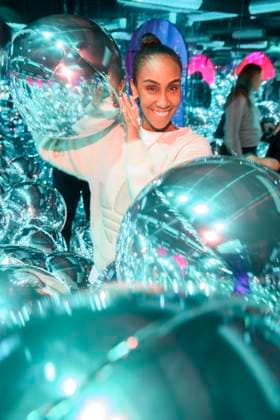 ABBberlin: Hadnet Tesfai Fernsehmoderatorin zu Gast bei der Eroeffnung von Bubble Planet Das Erlebnismuseum fuer alle Sinne in der Arena Berlin 11.12.2025 Berlin Deutschland