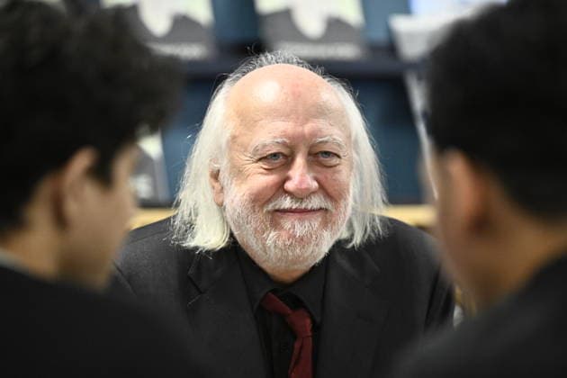 STOCKHOLM, SWEDEN 20251212 Nobel Laureate in Literature Laszlo Krasznahorkai visits Rinkeby Library to meet children who have read about his writing STOCKHOLM SWEDEN x10430x  Copyright: xChristinexOlsson TTx NOBEL 2025 RINKEBY BJh2NuKOYsw