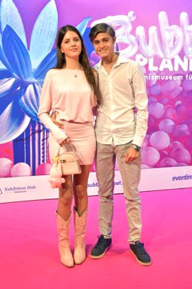 Leni Summer und Tyler von Jascheroff bei der Ausstellungseröffnung Bubble Planet - Das Erlebnismuseum für alle Sinne in der Arena Berlin. Berlin, 11.12.2025