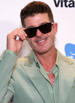 11 December 2025 - Beverly Hills, California - Robin Thicke. Giving A Smile Foundation Gala held at The Beverly Hilton Hotel.in Beverly Hills. Beverly Hills USA - ZUMAa123 20251211_zaa_a123_012 Copyright: xADx