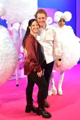 Nadja Jo Klapper und Johannes Heinrichs bei der Ausstellungseröffnung Bubble Planet - Das Erlebnismuseum für alle Sinne in der Arena Berlin. Berlin, 11.12.2025