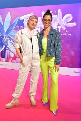 Luise Zücker und Zora Alber bei der Ausstellungseröffnung Bubble Planet - Das Erlebnismuseum für alle Sinne in der Arena Berlin. Berlin, 11.12.2025