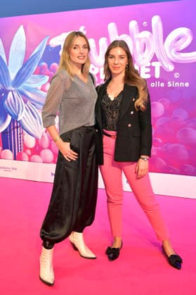 Marie von den Benken und Sonja Werner bei der Ausstellungseröffnung Bubble Planet - Das Erlebnismuseum für alle Sinne in der Arena Berlin. Berlin, 11.12.2025