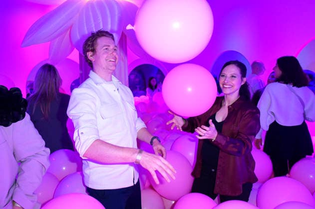 Johannes Heinrichs und Nadja Jo Klapper bei der Ausstellungseröffnung Bubble Planet - Das Erlebnismuseum für alle Sinne in der Arena Berlin. Berlin, 11.12.2025
