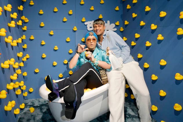 Julian F.M. Stoeckel mit Partner Marcell Damaschke bei der Ausstellungseröffnung Bubble Planet - Das Erlebnismuseum für alle Sinne in der Arena Berlin. Berlin, 11.12.2025