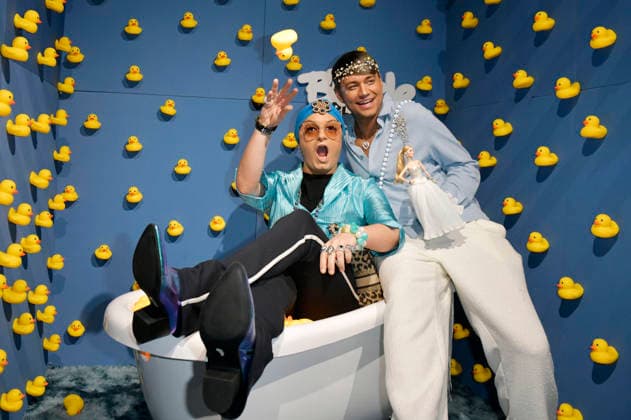 Julian F.M. Stoeckel mit Partner Marcell Damaschke bei der Ausstellungseröffnung Bubble Planet - Das Erlebnismuseum für alle Sinne in der Arena Berlin. Berlin, 11.12.2025