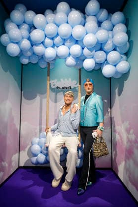 Julian F.M. Stoeckel mit Partner Marcell Damaschke bei der Ausstellungseröffnung Bubble Planet - Das Erlebnismuseum für alle Sinne in der Arena Berlin. Berlin, 11.12.2025
