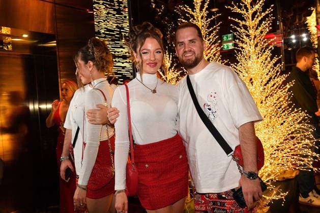 Joelina Drews und Adrian Louis beim Cathy s Charity Christmas Event im Living Hotel Das Viktualienmarkt am 11.12.2025 in Muenchen Cathy Hummels Charity Christmas Event in Muenchen