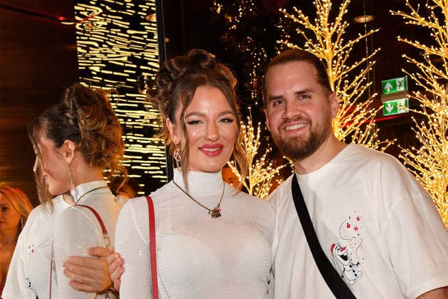 Joelina Drews und Adrian Louis beim Cathy s Charity Christmas Event im Living Hotel Das Viktualienmarkt am 11.12.2025 in Muenchen Cathy Hummels Charity Christmas Event in Muenchen