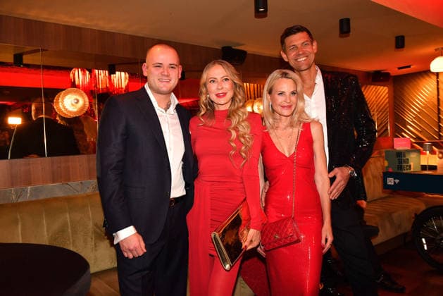 Paul Jolig, Jenny Elvers, Sonja Kiefer und Cedric Schwarz beim Cathy s Charity Christmas Event im Living Hotel Das Viktualienmarkt am 11.12.2025 in Muenchen Cathy Hummels Charity Christmas Event in Muenchen
