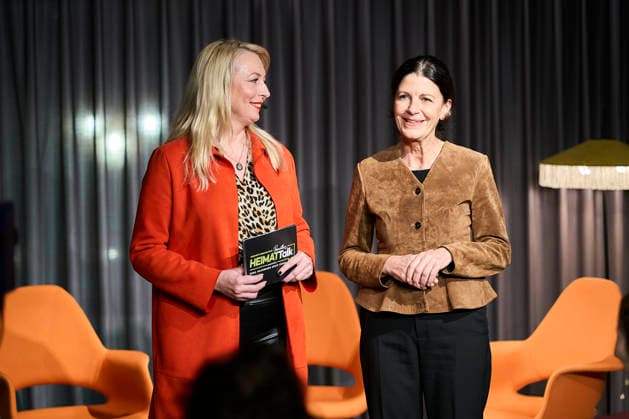 4. Peemöllers Heimat-Talk Ilka Peemöller , Liane Scheinert auf der Bühne im Talk 4. Peemöllers Heimat-Talk im DRIVE. Volkswagen Group Forum in Berlin am 11.12.2025 Copyright: xEventpressxRadkex