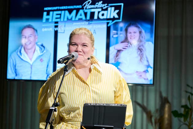 4. Peemöllers Heimat-Talk Gisa Flake auf der Bühne im Talk 4. Peemöllers Heimat-Talk im DRIVE. Volkswagen Group Forum in Berlin am 11.12.2025 Copyright: xEventpressxRadkex