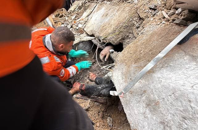 News Bilder des Tages Search and rescue efforts continue after heavy rainfall in Gaza GAZA CITY, GAZA - DECEMBER 12: (EDITORS NOTE: Image depicts graphic content) Civil defense teams, supported by local residents, carry out search and rescue operations at a residential building which collapsed at the Sheikh Radwan neighborhood, following heavy rainfall in Gaza City, Gaza on December 12, 2025. It is reported that the collapse resulted in deaths and injuries among the building’s residents. Anas Zeyad Fteha Anadolu Gaza City Gaza. Editorial use only. Please get in touch for any other usage.  Copyright: x2025xAnadoluxAnasxZeyadxFtehax