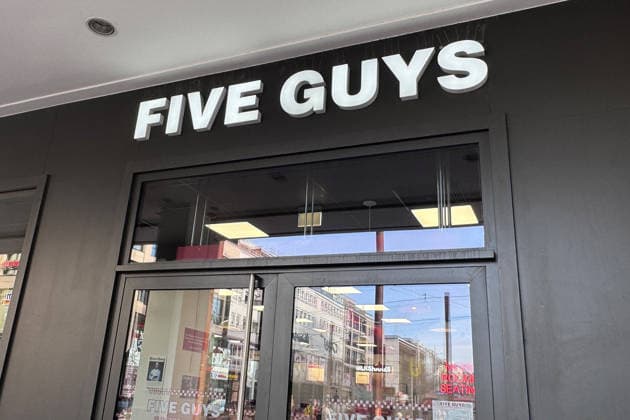 12.12.2025 , xsvx, Wirtschaft, Restaurant Five Guys, emwirt emonline, v.l. Das Logo Schriftzug des Fastfood Lokals Burgerladens Restaurant Five Guys in Karlsruhe Symbolfoto Symbolbild Karlsruhe *** 12 12 2025 , xsvx, Economy, Restaurant Five Guys, emwirt emonline, v l The logo lettering of the fast food restaurant Burgerladens Restaurant Five Guys in Karlsruhe Symbol photo Symbol image Karlsruhe