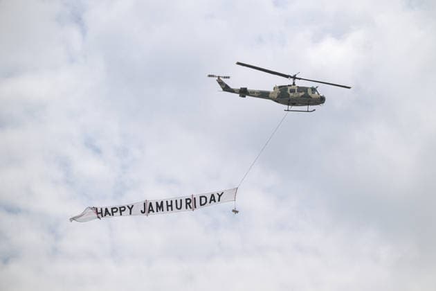 News Bilder des Tages (251212) -- NAIROBI, Dec. 12, 2025 -- A helicopter carrying a banner flies over Nyayo Stadium in Nairobi, Kenya, Dec. 12, 2025. A celebration marking the 62nd anniversary of Kenya s independence was held at Nyayo Stadium in Nairobi on Friday. Kenya s Jamhuri Day or Independence Day, observed on Dec. 12 each year, is one of the most important national holidays in Kenya. Kenya gained independence from Britain on Dec. 12, 1963. ) KENYA-NAIROBI-INDEPENDENCE DAY-CELEBRATION YangxGuang 