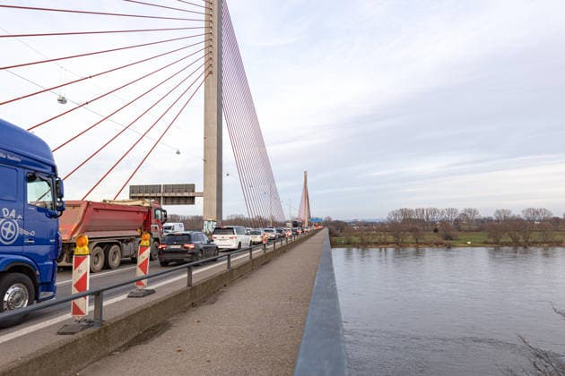 Bonner Nordbrücke ab Januar für schwere Fahrzeuge gesperrt - 12.12.2025. Verkehr auf der Friedrich-Ebert-Brücke (Nordbrücke) in Bonn. Ab Januar gilt auf dem Rheinübergang ein Durchfahrtsverbot für Fahrzeuge mit einem zulässigen Gesamtgewicht von mehr als 7,5 Tonnen. Die Autobahn GmbH reagiert damit auf den baulichen Zustand der Brücke und will die Belastung reduzieren. Der Individualverkehr rollt weiterhin, für den Schwerlastverkehr gelten Umleitungen. Bonn Castell Nordrhein-Westfalen Deutschland *** Bonn North Bridge closed to heavy vehicles from January 12 12 2025 Traffic on the Friedrich Ebert Bridge North Bridge in Bonn From January, vehicles with a gross vehicle weight of more than 7.5 tons will be banned from passing through Copyright: xBonn.digitalx xMarcxJohnx