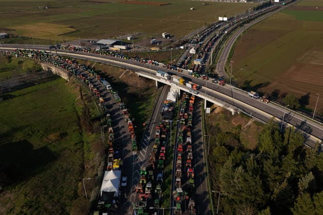News Bilder des Tages Greek farmers block national highway with their tractors near the city of Larissa LARISSA, GREECE - DECEMBER 12: An aerial view shows tractors of farmers and livestock breeders blocking a national highway during a protest near the city of Larissa, Greece, on December 12, 2025. They are advocating for the payment of delayed state assistance as well as measures to reduce high production costs. Costas Baltas Anadolu Larissa Greece. Editorial use only. Please get in touch for any other usage.  Copyright: x2025xAnadoluxCostasxBaltasx