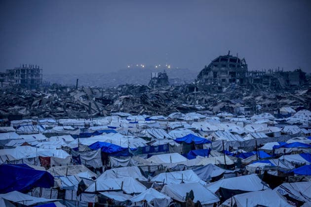 News Bilder des Tages Palestinians struggle to live under difficult conditions amid Israeli attacks GAZA CITY, GAZA - DECEMBER 12: Palestinians live under harsh conditions as heavy rainfall flood the tents sheltering displaced Palestinians amid Israeli attacks at the Zeitoun neighborhood in the eastern part of Gaza on December 12, 2025. Saeed M. M. T. Jaras Anadolu Gaza City Gaza. Editorial use only. Please get in touch for any other usage.  Copyright: x2025xAnadoluxSaeedxM.xM.xT.xJarasx