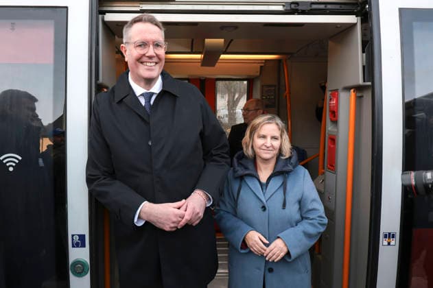 Alexander Schweitzer und Katrin Eder bei der Inbetriebnahme der neuen Ahrtalbahn mit Sonderfahrt von Dernau nach Altenahr. Dernau, 12.12.2025 *** Alexander Schweitzer and Katrin Eder at the opening of the new Ahr Valley Railway with a special trip from Dernau to Altenahr Dernau, 12 12 2025 Foto:xR.xSchmiegeltx xFuturexImagex ahrstrecke_5221