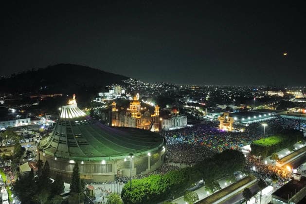 Thousands of pilgrims arrive at the Basilica of Guadalupe to witness the serenades to the Virgin of Guadalupe for the celebration of the Day of the Virgin of Guadalupe. on December 12, 2025 in Mexico City, Mexico. Mexico City Mexico - ZUMAe321 20251212_zia_e321_011 Copyright: xCarlosxSantiagox