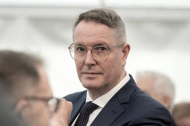 Eröffnung der Ahrtalbahn nach der Flutkatastrophe. Im Bild der Ministerpräsident des Landes Rheinland-Pfalz Alexander Schweitzer. Anlässlich der Fertigstellung und Eröffnung der von der Flut im Jahr 2021 stark zerstörten Eisenbahnstrecke entlang der Ahr befuhr der MP gemeinsam mit anderen hochrangigen Gästen das Teilstück zwischen Dernau und Altenahr, wo ein Festakt stattfand. Ahrweiler Rheinland-Pfalz Deutschland *** Opening of the Ahr Valley Railway after the flood disaster Pictured