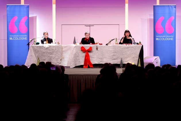 Die Schauspielerinnen Anna Thalbach, Katharina Thalbach und Nellie Thalbach auf der Lit.Cologne Spezial Veranstaltung Weihnachten bei Familie Thalbach! in der Flora. Köln, 12.12.2025 NRW Deutschland Copyright: xChristophxHardtx