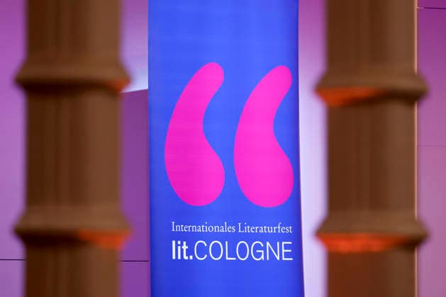 Das Logo der Lit.Cologne 2025 zu sehen auf der Lit.Cologne Spezial Veranstaltung Weihnachten bei Familie Thalbach! in der Flora. (Symbolbild, Themenbild) Köln, 12.12.2025 NRW Deutschland Copyright: xChristophxHardtx