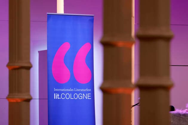 Das Logo der Lit.Cologne 2025 zu sehen auf der Lit.Cologne Spezial Veranstaltung Weihnachten bei Familie Thalbach! in der Flora. (Symbolbild, Themenbild) Köln, 12.12.2025 NRW Deutschland Copyright: xChristophxHardtx