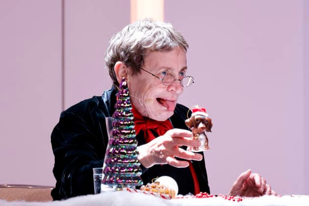 Schauspielerin Katharina Thalbach mit einer Dackel-Deko auf der Lit.Cologne Spezial Veranstaltung Weihnachten bei Familie Thalbach! in der Flora. Köln, 12.12.2025 NRW Deutschland Copyright: xChristophxHardtx