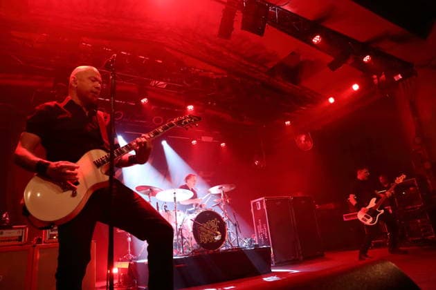 Danko Jones, Rich Knox und John Calabrese, v.l., von der Band Danko Jones bei einem Konzert im Astra Kulturhaus in Berlin, 12. Dezember 2025. Danko Jones Konzert Berlin