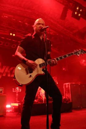 Danko Jones von der Band Danko Jones bei einem Konzert im Astra Kulturhaus in Berlin, 12. Dezember 2025. Danko Jones Konzert Berlin