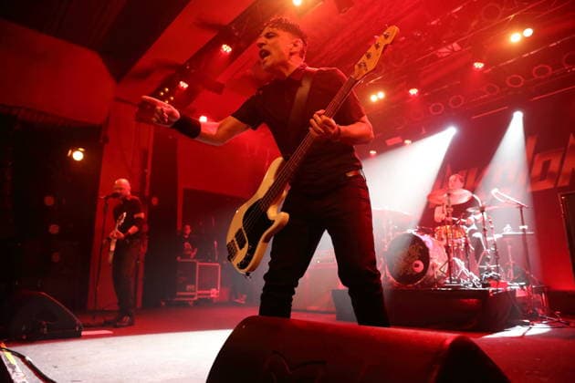 Danko Jones, John Calabrese und Rich Knox, v.l., von der Band Danko Jones bei einem Konzert im Astra Kulturhaus in Berlin, 12. Dezember 2025. Danko Jones Konzert Berlin