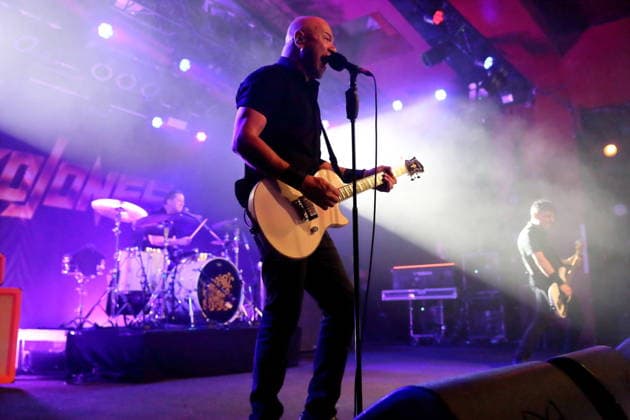 Rich Knox, Danko Jones und John Calabrese, v.l., von der Band Danko Jones bei einem Konzert im Astra Kulturhaus in Berlin, 12. Dezember 2025. Danko Jones Konzert Berlin