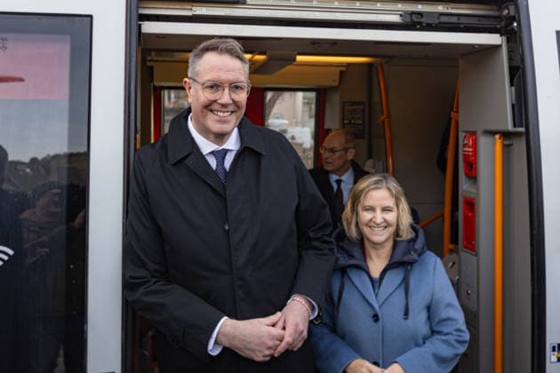 Inbetriebnahme der Ahrtalbahn Sonderfahrt Dernau Altenahr - 12.12.2025. Ministerpräsident Rheinland Pfalz Alexander SCHWEITZER (SPD) und Landesministerin für Umwelt Katrin EDER - Die Ahrtalbahn geht wieder in Betrieb: Mit einer Sonderfahrt von Dernau nach Altenahr eröffnet die Deutsche Bahn die nach der Flut 2021 erneuerte Strecke. Bahnchefin Evelyn Palla, Ministerpräsident Alexander Schweitzer und Verkehrsminister Patrick Schnieder geben den Start frei. Dernau Rheinland-Pfalz Deutschland *** Commissioning of the Ahr Valley Railway Special trip Dernau Altenahr 12 12 2025 Minister President of Rhineland-Palatinate Alexander SCHWEITZER SPD and State Minister for the Environment Katrin EDER The Ahr Valley Railway is back in operatio Copyright: xBonn.digitalx xMarcxJohnx